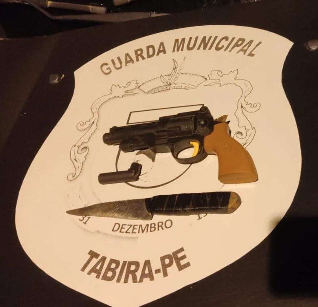 GUARDA MUNICIPAL APREENDE ARMA BRANCA, OUTRAS DE ARMAS DE SIMULACRO DE ARMA DE FOGO EM TABIRA