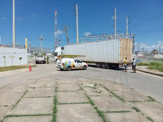 Caminhão bate em poste e deixa parte de Afogados e Carnaíba sem energia