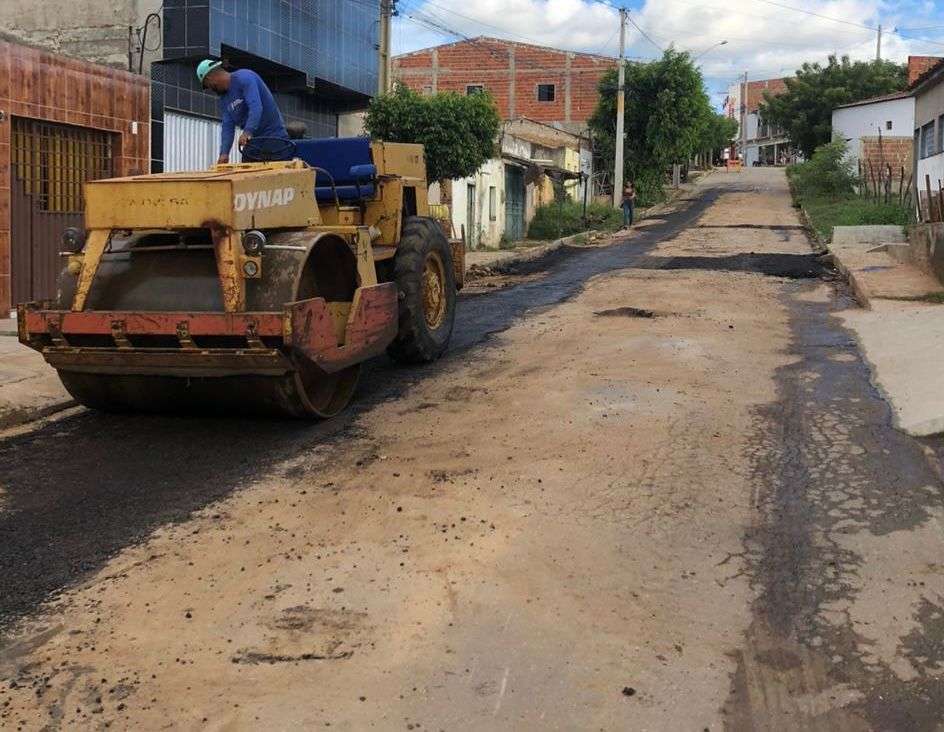 Prefeitura de Afogados leva operação tapa-buraco à rua da Felicidade, no São Brás