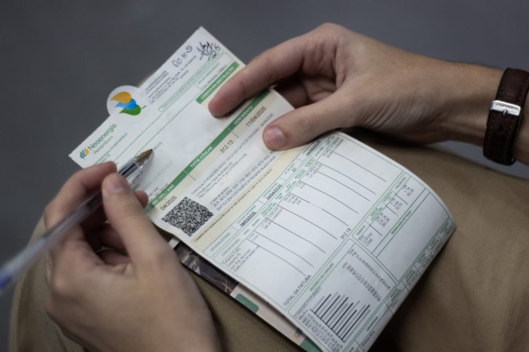 Conta de luz voltará à bandeira verde em outubro após cinco meses na amarela