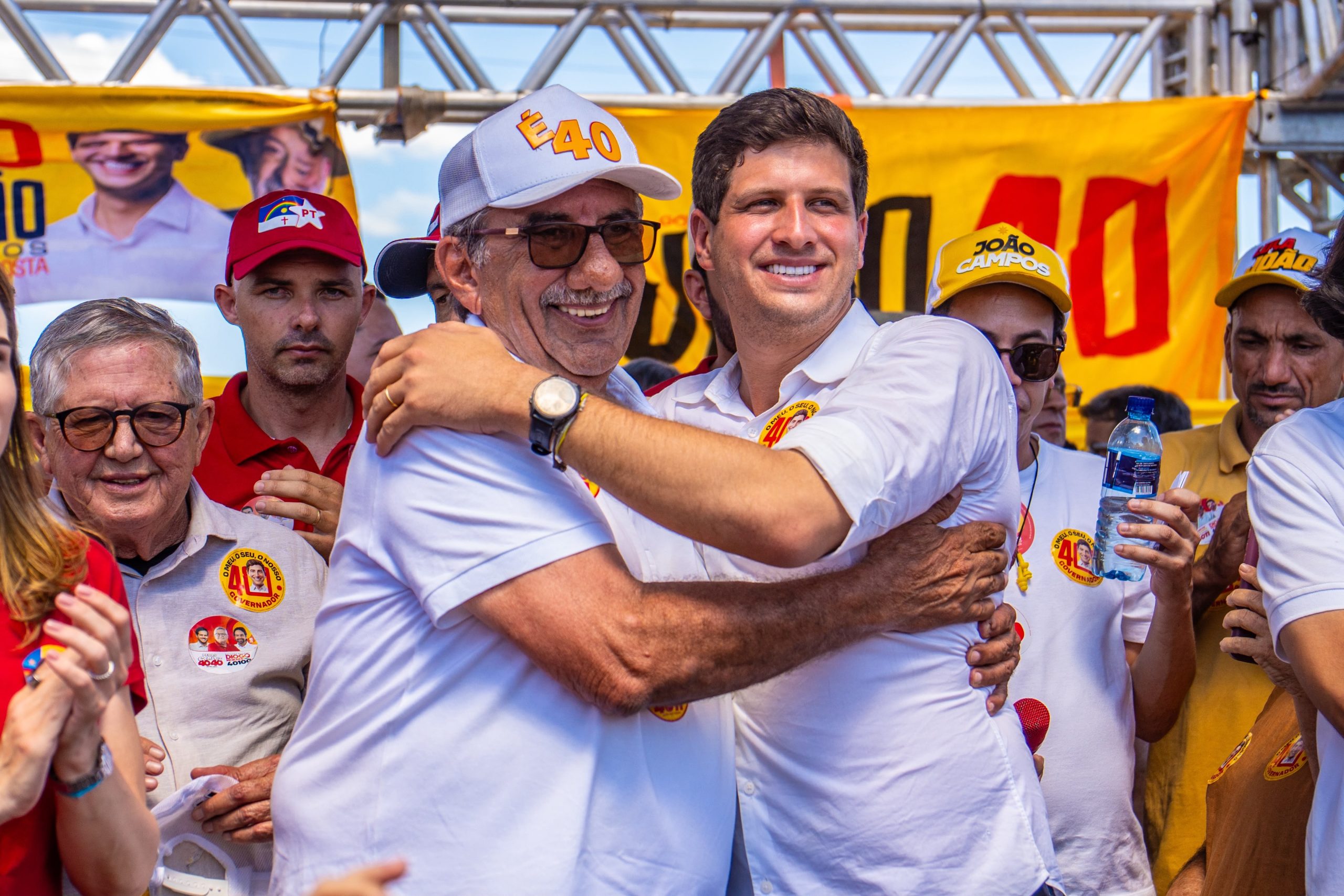 João Campos participa de carreata ao lado de Luciano na Ingazeira
